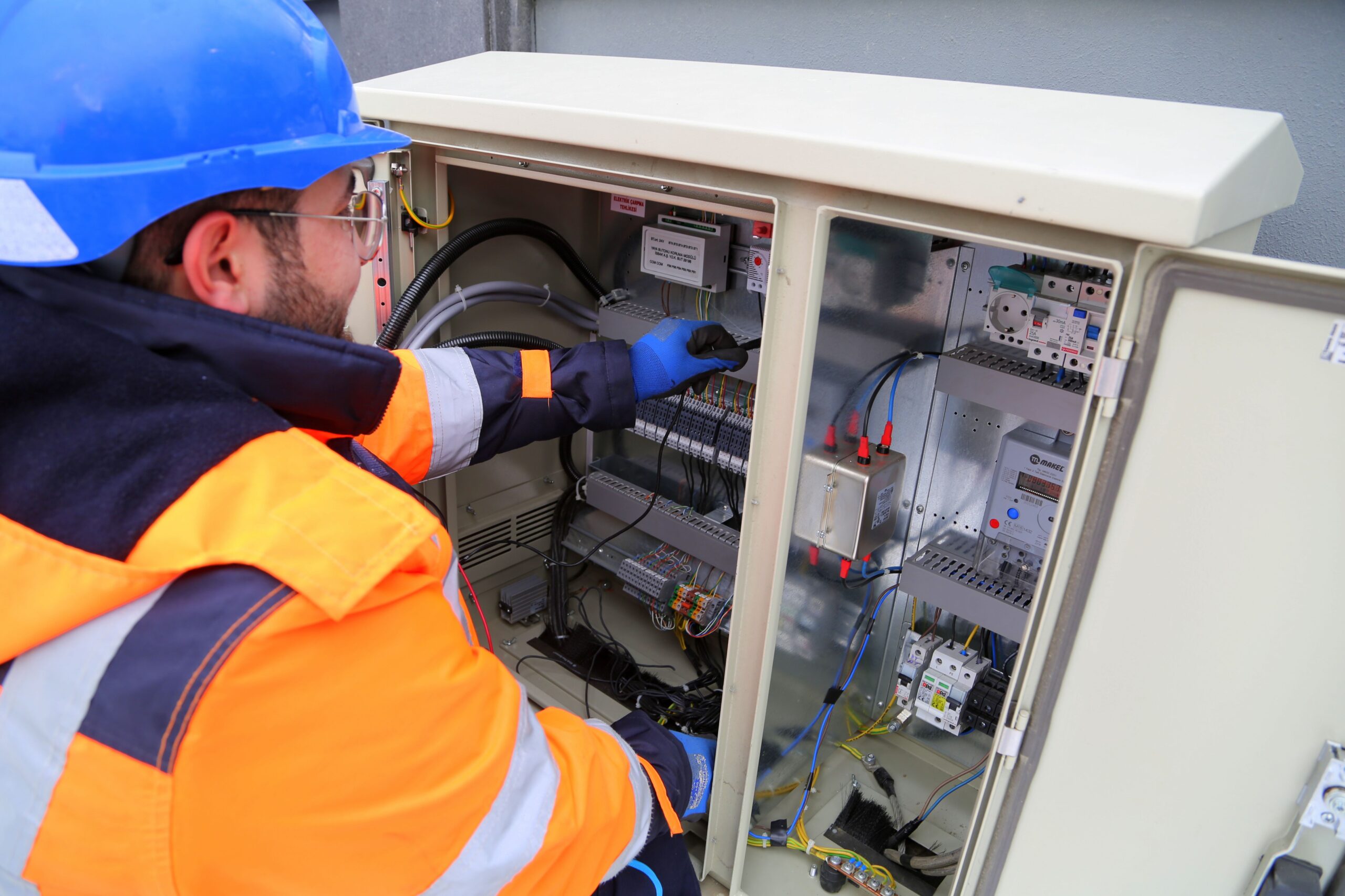 Dlaczego każdy elektryk powinien zainwestować w szkolenia SEP – Korzyści dla kariery i bezpieczeństwa w pracy